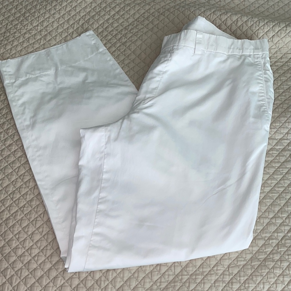 Men’s casual white pants.